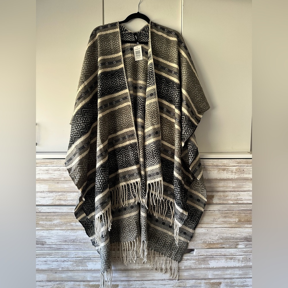Torrid Black & Cream Geometric Fringe Ruana Poncho Wrap NWT🖤🤍